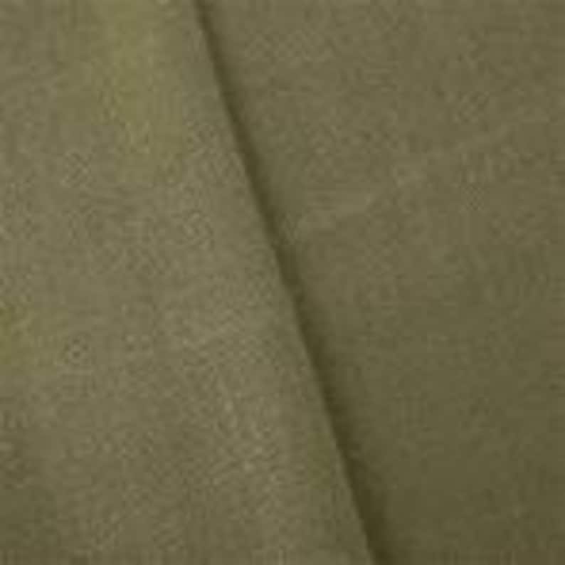 Op de afbeelding: Close-up van olijfgroene stof met een getextureerde uitstraling. De stof is gevouwen en onthult de weefsel en subtiele kleurvariaties. Het materiaal lijkt een middelzwaar textiel te zijn, geschikt voor diverse naaiprojecten.