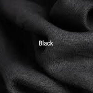Op de afbeelding: Close-up van zwarte stof met zichtbare textuur en plooien. Het woord "Black" is wit afgedrukt in het midden van de afbeelding. De stof lijkt linnen of een vergelijkbaar geweven materiaal te zijn.