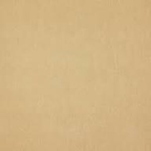 Op de afbeelding: Een effen, getextureerde papieren achtergrond in een bruinachtige kleur. Het papier heeft een licht ruw oppervlak, met subtiele kleurvariaties, waardoor een natuurlijke en neutrale uitstraling ontstaat. De kleur is een warm, lichtbruin.