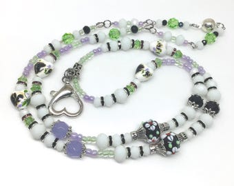 Cordón con cuentas en forma de corazón: blanco, negro, lavanda. Collar con insignia para enfermera/maestra.