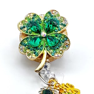 Zwijany identyfikator z koniczyną i kryształkami, błyszczący klips identyfikacyjny na Dzień Świętego Patryka