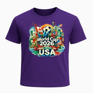 Puede incluir: Camiseta morada con un dise&ntilde;o gr&aacute;fico colorido para la Copa del Mundo 2026. El dise&ntilde;o incluye el texto "World Cup 2026", las banderas de Canad&aacute;, M&eacute;xico y EE. UU., un bal&oacute;n de f&uacute;tbol y monumentos emblem&aacute;ticos.