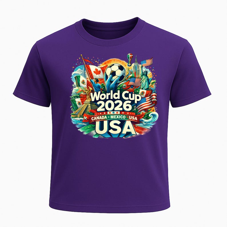 Puede incluir: Camiseta morada con un dise&ntilde;o gr&aacute;fico colorido para la Copa del Mundo 2026. El dise&ntilde;o incluye el texto "World Cup 2026", las banderas de Canad&aacute;, M&eacute;xico y EE. UU., un bal&oacute;n de f&uacute;tbol y monumentos emblem&aacute;ticos.