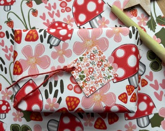 Geschenkpapier-Set mit Fliegenpilzmuster, originelles Geschenkpapier, inklusive Geschenkanhängern.
