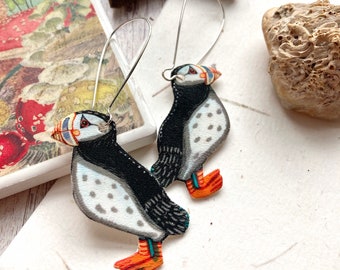 Boucles d'oreilles d'oiseau de macareux, boucles d'oreilles de baisse de macareux, bijoux de déclaration illustrés, cadeaux d'anniversaire excentriques, bijoux faits à la main, cadeau pour un ami