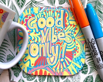 Posavasos con frase "Good Vibes", diseño ilustrado colorido