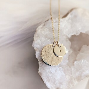 Full Moon Disc Necklace, 14k Gold Fill, Sterling Silver, Moon Pendant, Dainty Jewelry, Hammered Circle Initial Necklace, Mothers Day Gift 画像 5