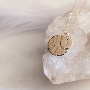 Full Moon Disc Necklace, 14k Gold Fill, Sterling Silver, Moon Pendant, Dainty Jewelry, Hammered Circle Initial Necklace, Mothers Day Gift 画像 3