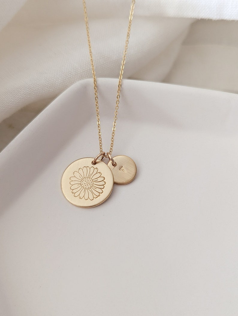 April Daisy Birth Flower Initial Necklace, Daisy Jewelry, 14k Gold Filled, Sterling Silver, Birth Month Gift, April Birthday, Mothers Day zdjęcie 3