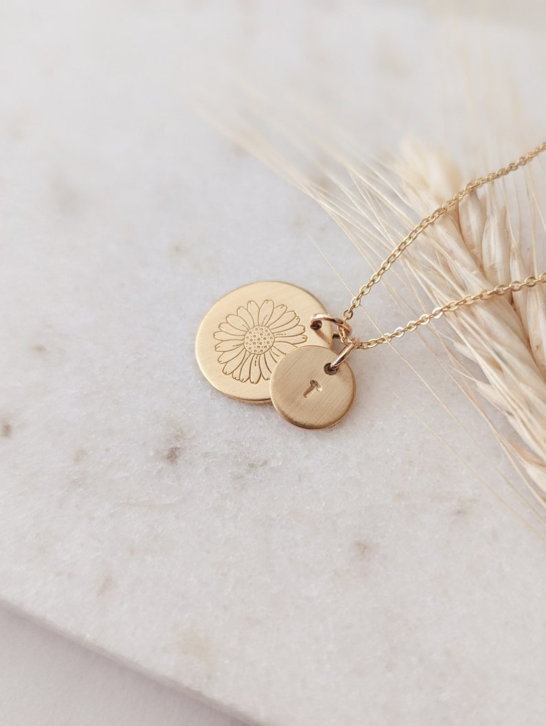 April Daisy Birth Flower Initial Necklace, Daisy Jewelry, 14k Gold Filled, Sterling Silver, Birth Month Gift, April Birthday, Mothers Day zdjęcie 1