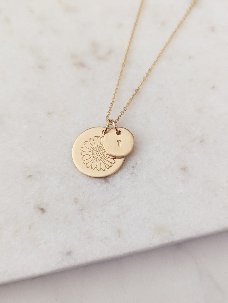 April Daisy Birth Flower Initial Necklace, Daisy Jewelry, 14k Gold Filled, Sterling Silver, Birth Month Gift, April Birthday, Mothers Day zdjęcie 4