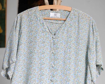 Vintage dames zijden shirt, zijden blauwe kleur blouse in een bloemenpatroon