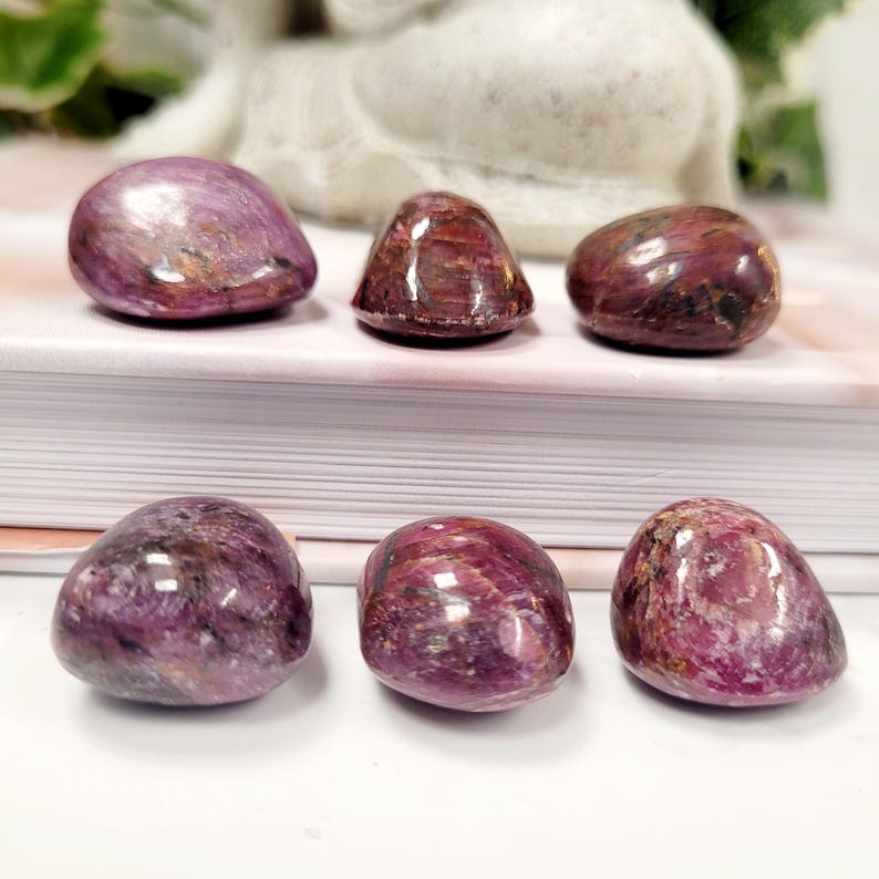 Piedras pulidas de cristal de rubí • De origen ético imagen 20