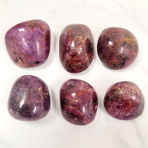 Piedras pulidas de cristal de rubí • De origen ético imagen 15