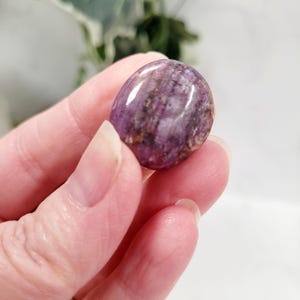 Piedras pulidas de cristal de rubí • De origen ético imagen 14