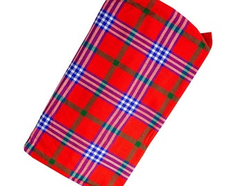 Une couverture polyvalente Maasai Shuka Throw Wrap / Châle Masai Shuka rouge, vert, blanc et bleu