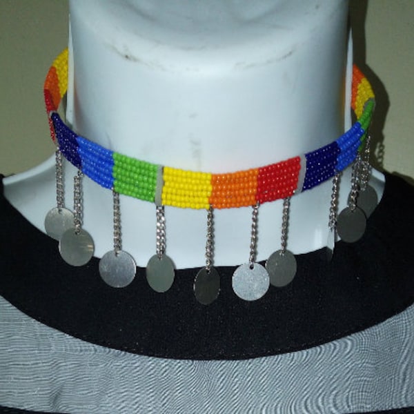 Collier choker perlé Masaï de couleur arc-en-ciel avec bibelots