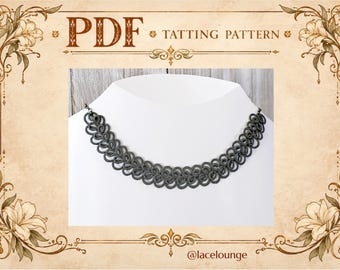 Pode incluir: Um colar de renda de bilros cinza-escuro com desenhos intrincados de laços. A imagem inclui o texto PDF TATTING PATTERN e @lacelounge, emoldurado por bordas florais decorativas em um fundo claro.