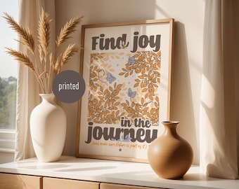 Ilustración «Encuentra alegría en el camino» — Póster con cita positiva – Póster digital retro bohemio de naturaleza