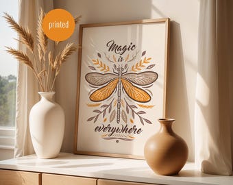 Ilustración "La magia está en todas partes": póster A4 con cita inspiradora, libélula bohemia otoñal.