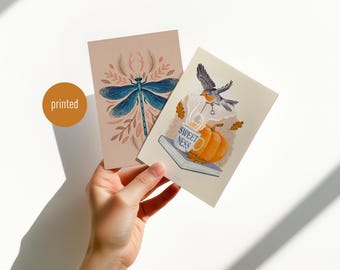 Dúo de postales ilustradas de otoño: Pájaro y Libélula. Juego de 2 tarjetas de naturaleza. Postal artística acogedora.