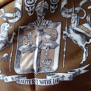 Foulard en soie fantaisie vintage rare de France célébrant la liqueur COINTREAU avec des carrés concentriques de divers bruns avec de l'orange des années 70