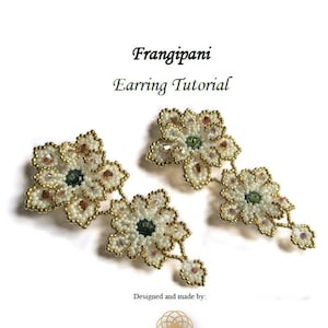 Puede incluir: Tutorial de pendientes Frangipani con pendientes florales de cuentas. Los pendientes son blancos con detalles dorados y un centro verde. El texto "Frangipani Earring Tutorial" está en la parte superior de la imagen. La imagen también incluye el texto "Designed and made by:" e información de contacto.