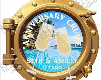 Puede incluir: Un ojo de buey dorado con una imagen azul y blanca en su interior. La imagen muestra una escena de playa tropical con palmeras y dos copas de champán. El texto "Anniversary Cruise" está escrito en un círculo alrededor de la imagen. Debajo de la imagen, dice "Seth & Ashley 13 Years".