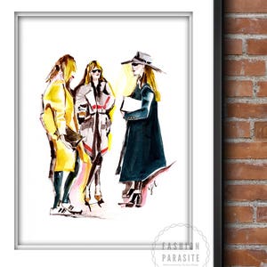 Puede incluir: Ilustraci&oacute;n de acuarela de tres mujeres con atuendos elegantes. La mujer del centro lleva un abrigo estampado en blanco y negro, la mujer de la izquierda lleva un abrigo amarillo y la mujer de la derecha lleva un abrigo negro y un sombrero.