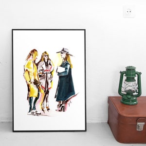 Puede incluir: Una ilustraci&oacute;n de acuarela de tres mujeres con atuendos elegantes. La mujer de la izquierda lleva un abrigo amarillo, la mujer del centro lleva un abrigo marr&oacute;n y blanco, y la mujer de la derecha lleva un abrigo negro y un sombrero.