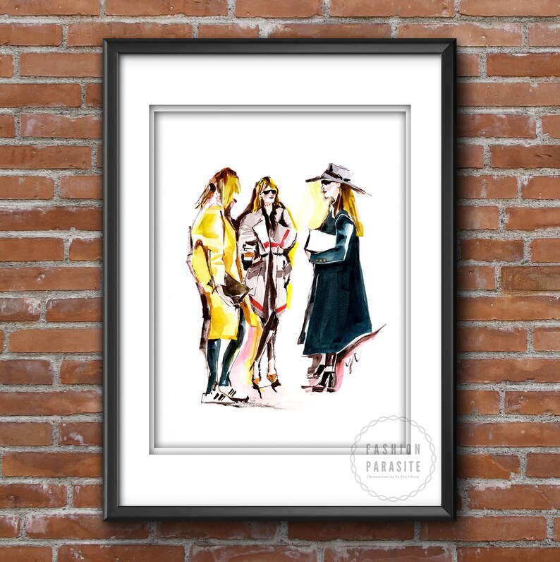 Puede incluir: Ilustraci&oacute;n de acuarela de tres mujeres con atuendos elegantes. La mujer del centro lleva un abrigo estampado en blanco y negro, la mujer de la izquierda lleva un abrigo amarillo y la mujer de la derecha lleva un abrigo negro y un sombrero.