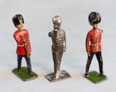 Lead Soldiers Set of 3 - Queen 39 s Guard in Red Uniform and Bearskin Hat - Antique Iron Cast Toy - Miniature Soldier - Souvenir from Egland