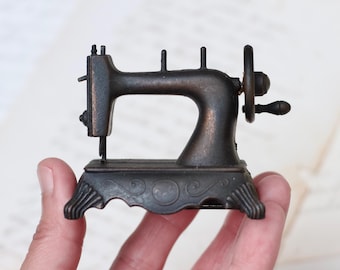 Vintage Sewing Machine Miniature – Patina Die Cast Pencil Sharpener, Dollhouse Decor