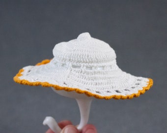 Cappello per bambola fatto a mano all'uncinetto - Cappello da sole vintage in miniatura, rifiniture bianche e senape
