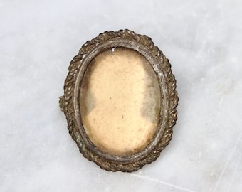 Broche photo ovale ancienne avec patine - Silhouette d'un homme qui pâlit - Épinglette de deuil victorienne