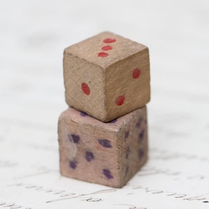 Paar Antike Holzwürfel 2er-Set - Rote Punkte auf Holz und Lila Punkte viktorianische Vintage Spielstücke