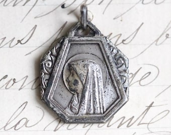 Charme antique de médaille de Notre-Dame de Lourdes avec patine - Français médaillon sacré - fournitures de bijoux religieux oxydés vintage