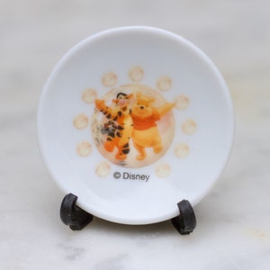 Winnie Puuh Miniatur Porzellan Teller und Ständer - 48mm winziger dekorativer Porzellanteller von Disney - Vintage Puppenhausminiatur