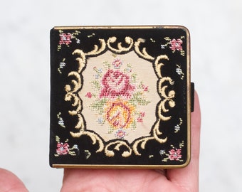 Vintage Petit Point Puderdose - Gestickter floraler Nadelarbeit-Wandteppich - Vintage quadratischer Schminkspiegel in Schwarz und Gold und Rosa