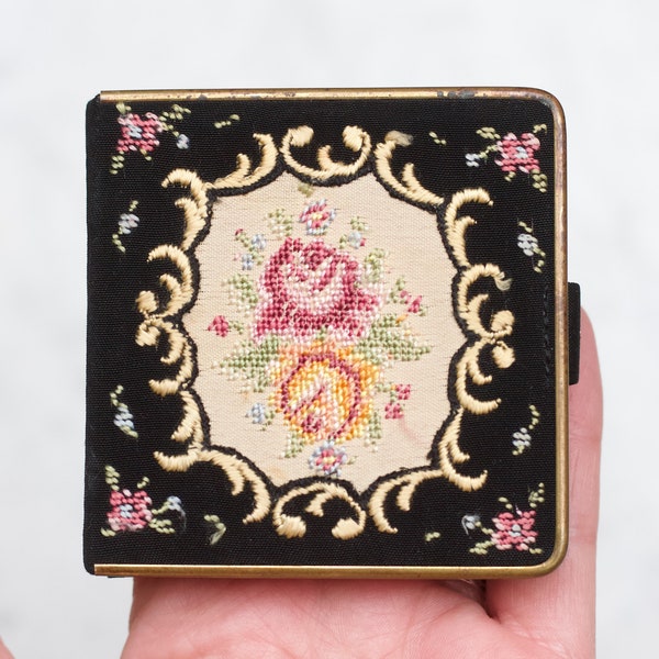 Vintage Petit Point Puderdose - Gestickter floraler Nadelarbeit-Wandteppich - Vintage quadratischer Schminkspiegel in Schwarz und Gold und Rosa