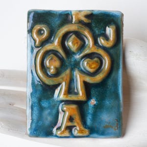 Azulejo decorativo Clubs of Cards - Cartas de jogar Azulejo pequeno esmaltado em azul - Decoração vintage boho para casa