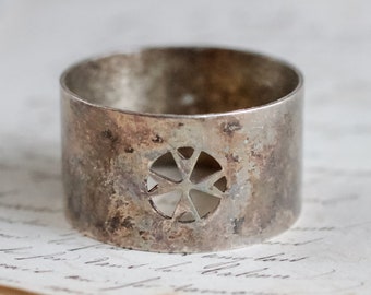 Antique Silver Plated Napkin Ring – Oxidized Maltese Cross, Victorian Tableware