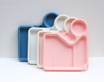 Lot de 4 plateaux à lunch des années 1980 en rose, bleu et blanc - par Vevo Swiss Made - utilitaire minimaliste mignon - aménagement de table rétro futurisme