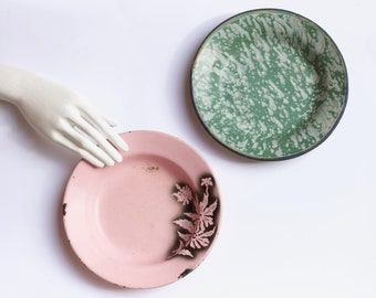 Paar Emailgeschirr Suppenteller - Set aus 2 emaillierten Metalltellern - gesprenkeltes Grün und Blumenrosa - Vintage Boho Rustikale Küchendekoration
