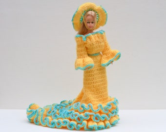 Muñeca flamenca vintage - Muñeca de traje de ganchillo amarillo - Vestido de verano con traje de Barbie - Recuerdo de arte popular vintage de España