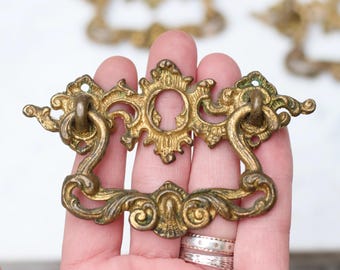 Art Nouveau Gold Tone Drawer Pull – Vintage Ornate Furniture Hardware