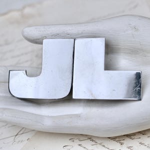 Hebilla de cinturón con letras iniciales JL en 2 mitades - Clip para capa o abrigo en tono plateado brutalista J L - Accesorios de moda antiguos vintage