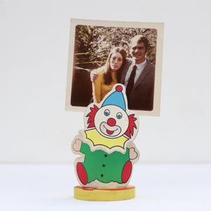 Suporte para fotos com clipe de palhaço colorido - Suporte para cartão de lugar com imagem de madeira - Decoração vintage kitsch boho para casa