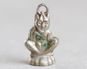 Lucky Pixie Cornish-hangerbedel zittend op een paddenstoel - onderdelen en benodigdheden voor vintage sieraden