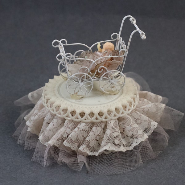 Landau pour bébé de style victorien sur un piédestal en blanc cassé - Chaise miniature pour bébé Kitsch Cake Topper - Poussette pour bébé vintage Dolls House